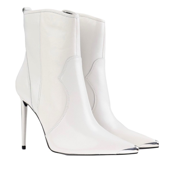 Steve Madden Shoes - Winnie Harlow Steve Madden Tina Booties size 7M